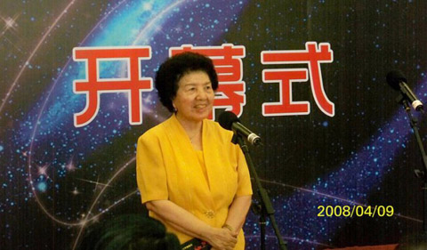 万绍芬在首届大爱不倒开幕式上 万绍芬在首届大爱不倒开幕式上