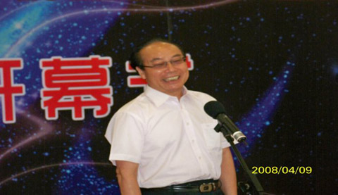 岳宣义在首届大爱不倒开幕式上 岳宣义在首届大爱不倒开幕式上
