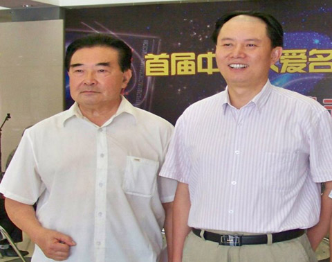 毛主席 周总理饰演者施泳之和赵申秋在首届大爱不倒会上 毛主席 周总理饰演者施泳之和赵申秋在首届大爱不倒会上